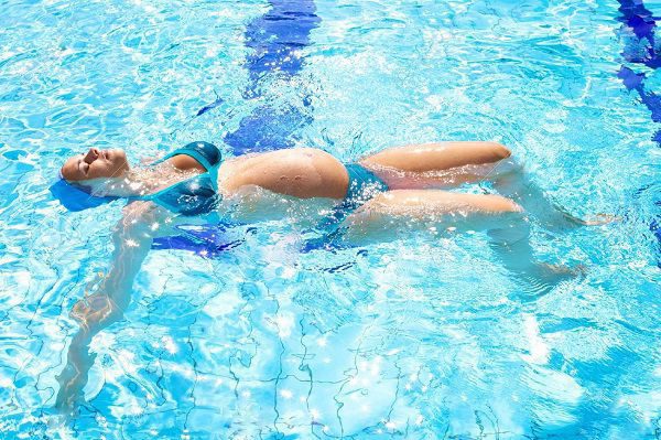 Lợi ích tuyệt vời của bơi lội khi mang thai
