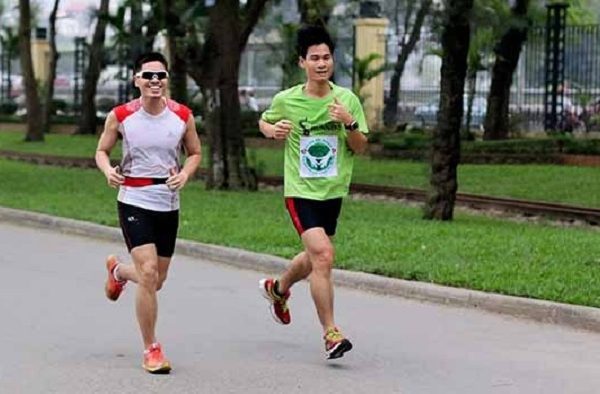 Người chạy bộ bổ sung gì khi luyện tập để sức khỏe không bị ảnh hưởng